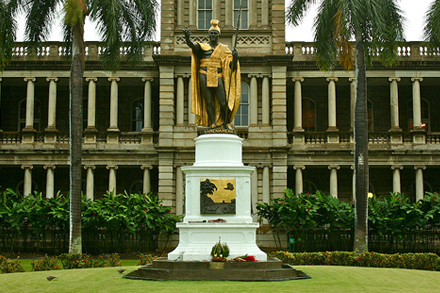 ostrov Oahu, hlavní město Honolulu, socha krále Kamehameha I.